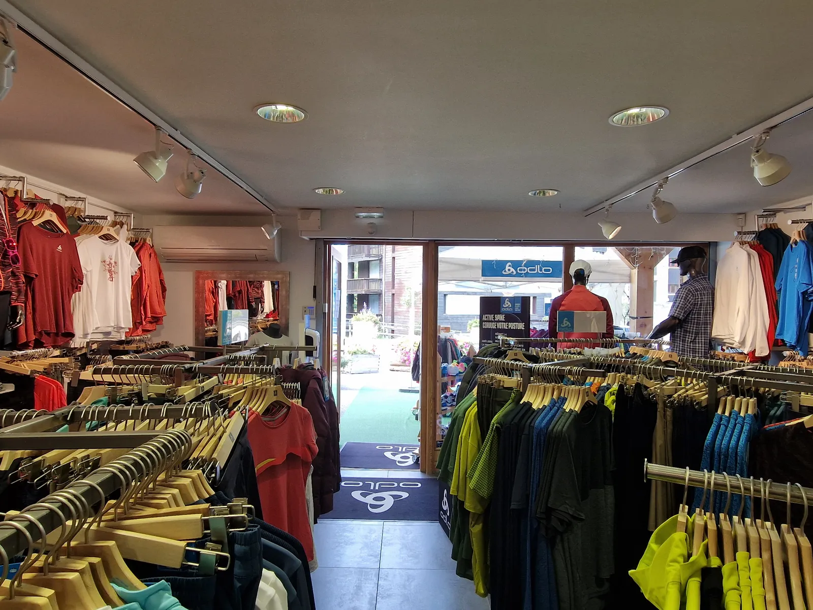 Fonds de Commerce Magasin de Sport en station de ski Internationale, Logement et Réserve - 3