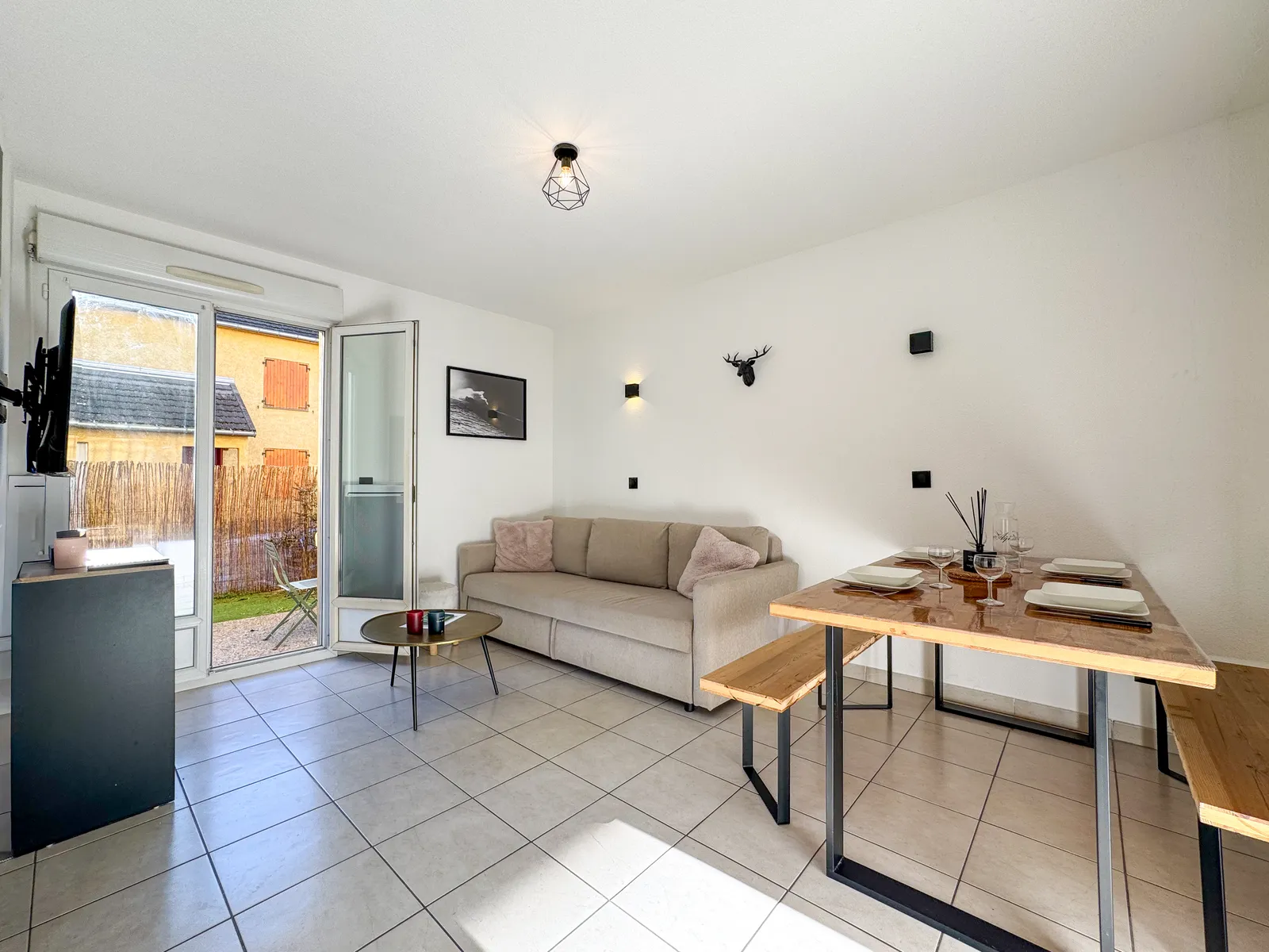 Appartement Briançon T2 + coin montagne Briançon de plein pied 35m²
dispose d'un jardinet exposé plein sud de 20m² + place de Parking - 2