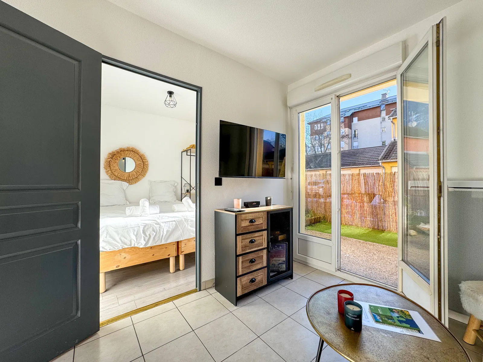 Appartement Briançon T2 + coin montagne Briançon de plein pied 35m²
dispose d'un jardinet exposé plein sud de 20m² + place de Parking - 4