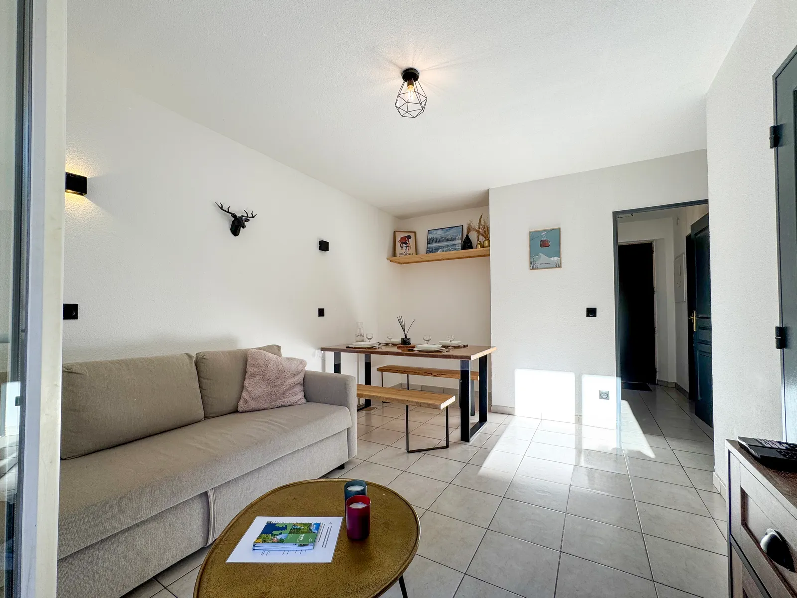 Appartement Briançon T2 + coin montagne Briançon de plein pied 35m²
dispose d'un jardinet exposé plein sud de 20m² + place de Parking - 5