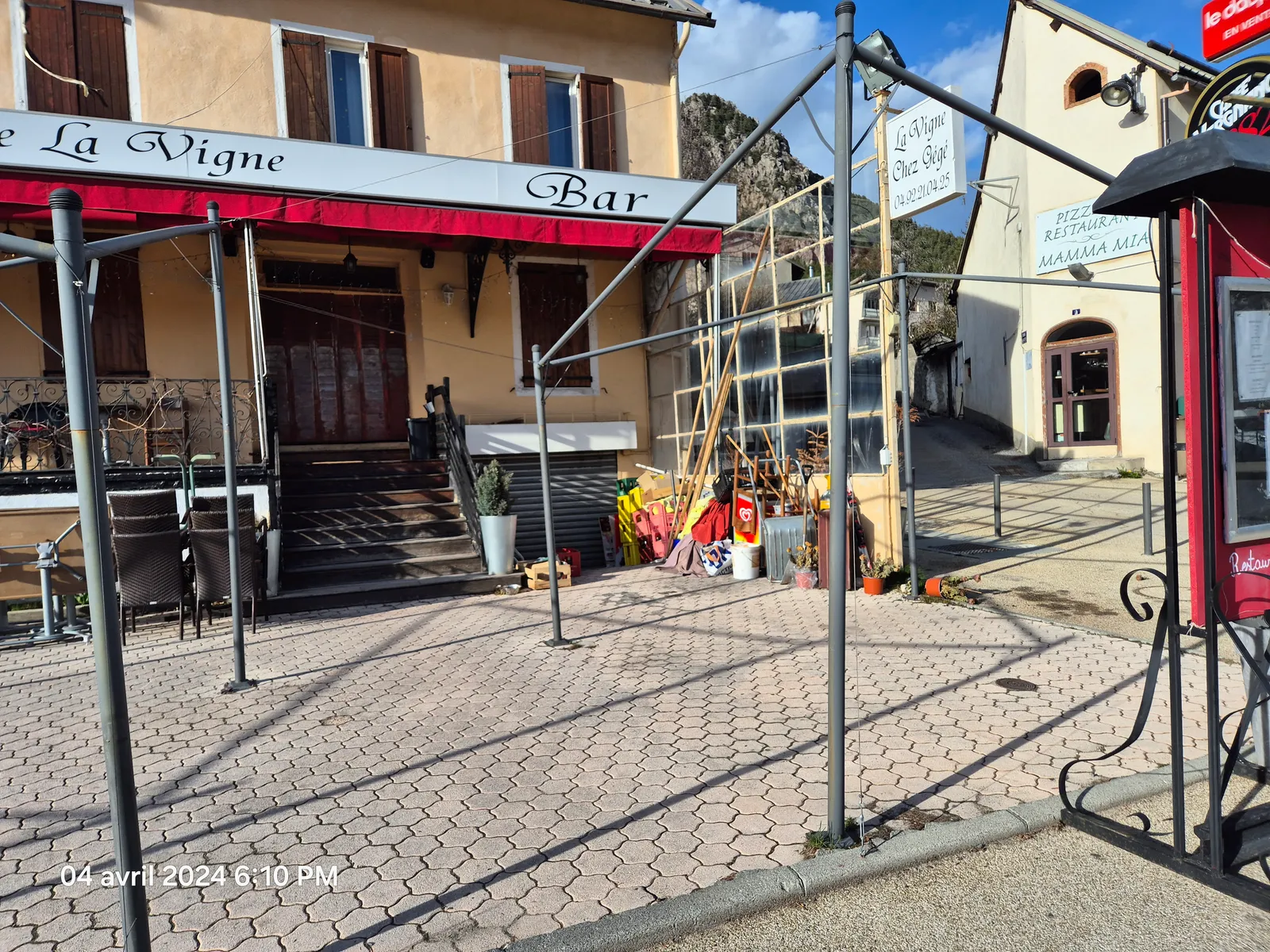murs restaurant bar, 2 appartements, Cité UNESCO Emplacement N°1