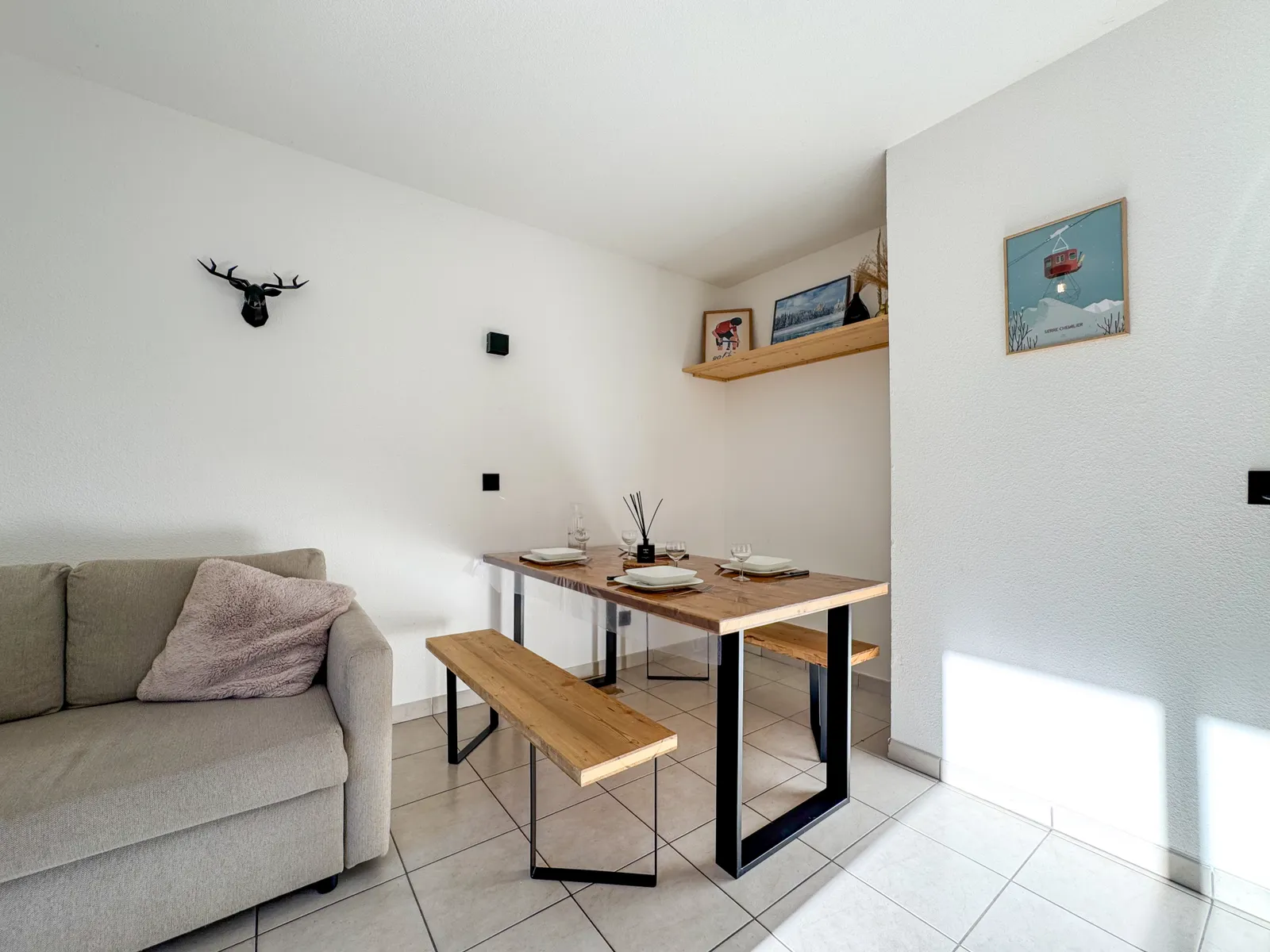 Appartement Briançon T2 + coin montagne Briançon de plein pied 35m²
dispose d'un jardinet exposé plein sud de 20m² + place de Parking - 3