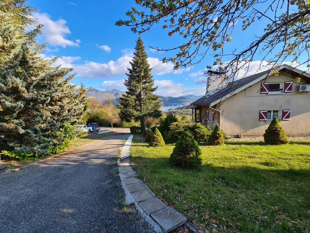 Très grande Propriété Vue Lac et Montagne avec 2 Maisons d'habitations ou Gîte, sur un très grand Terrain - 2
