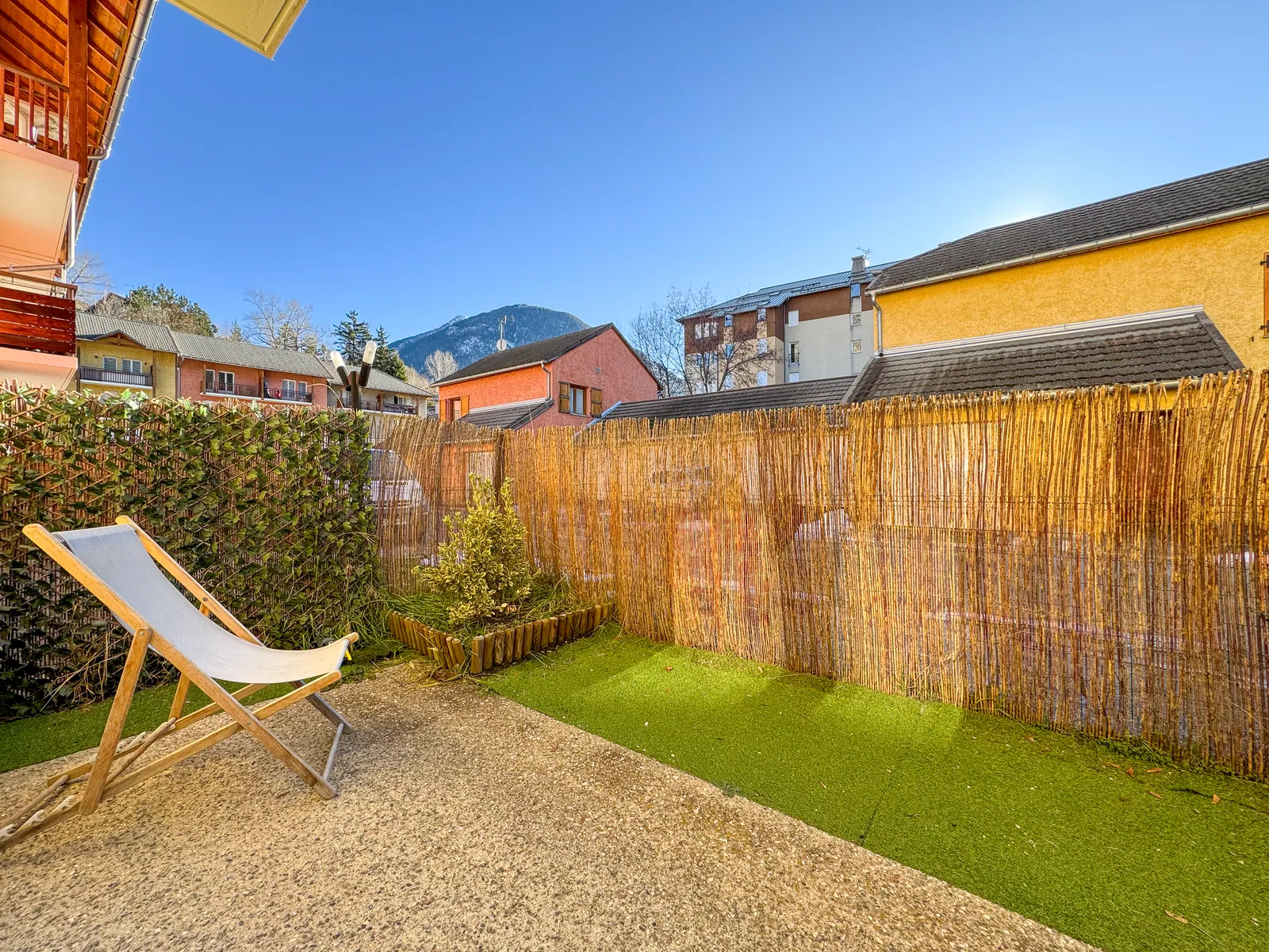 Appartement Briançon T2 + coin montagne Briançon de plein pied 35m²
dispose d'un jardinet exposé plein sud de 20m² + place de Parking