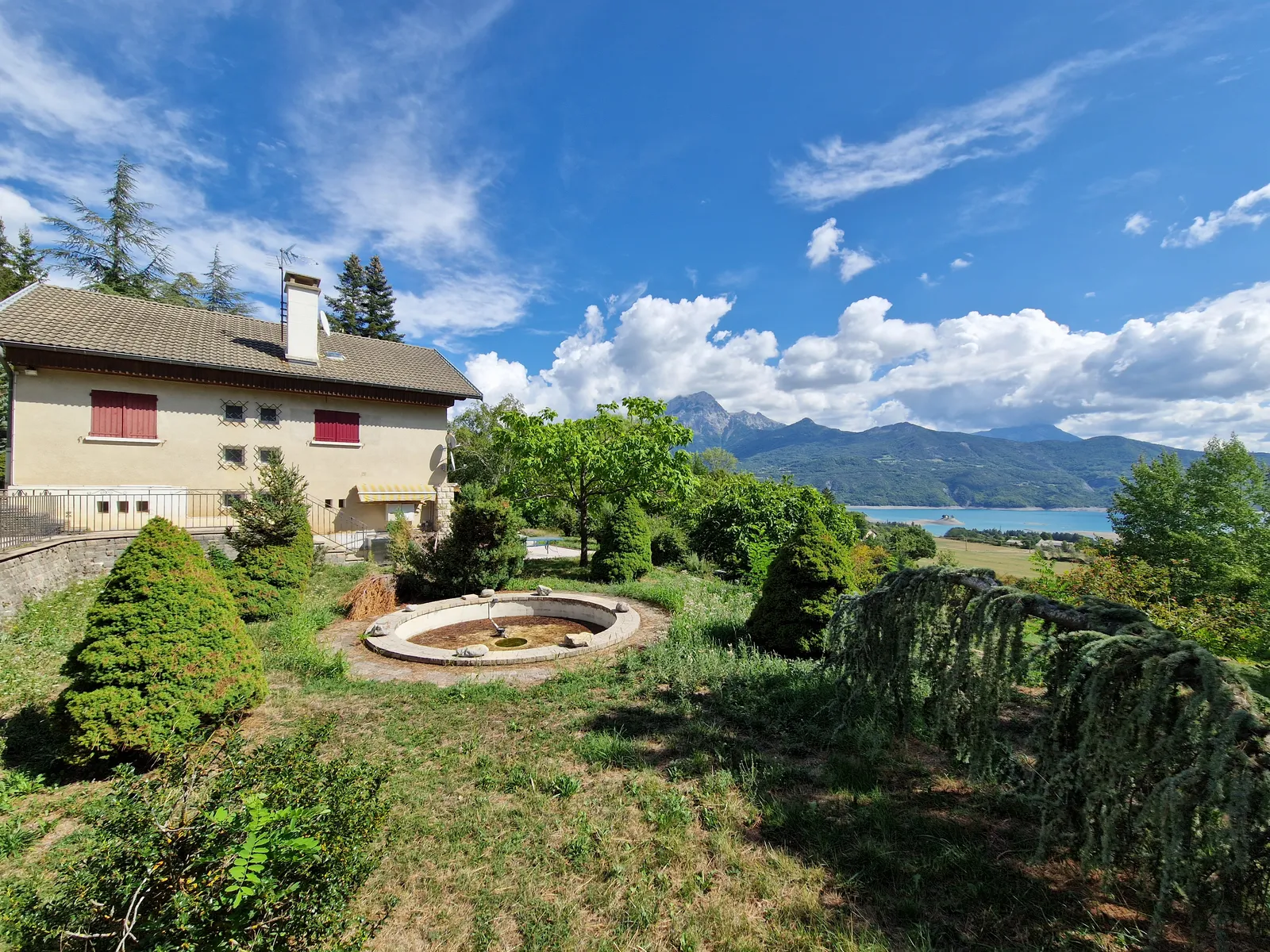 Très grande Propriété Vue Lac et Montagne avec 2 Maisons d'habitations ou Gîte, sur un très grand Terrain