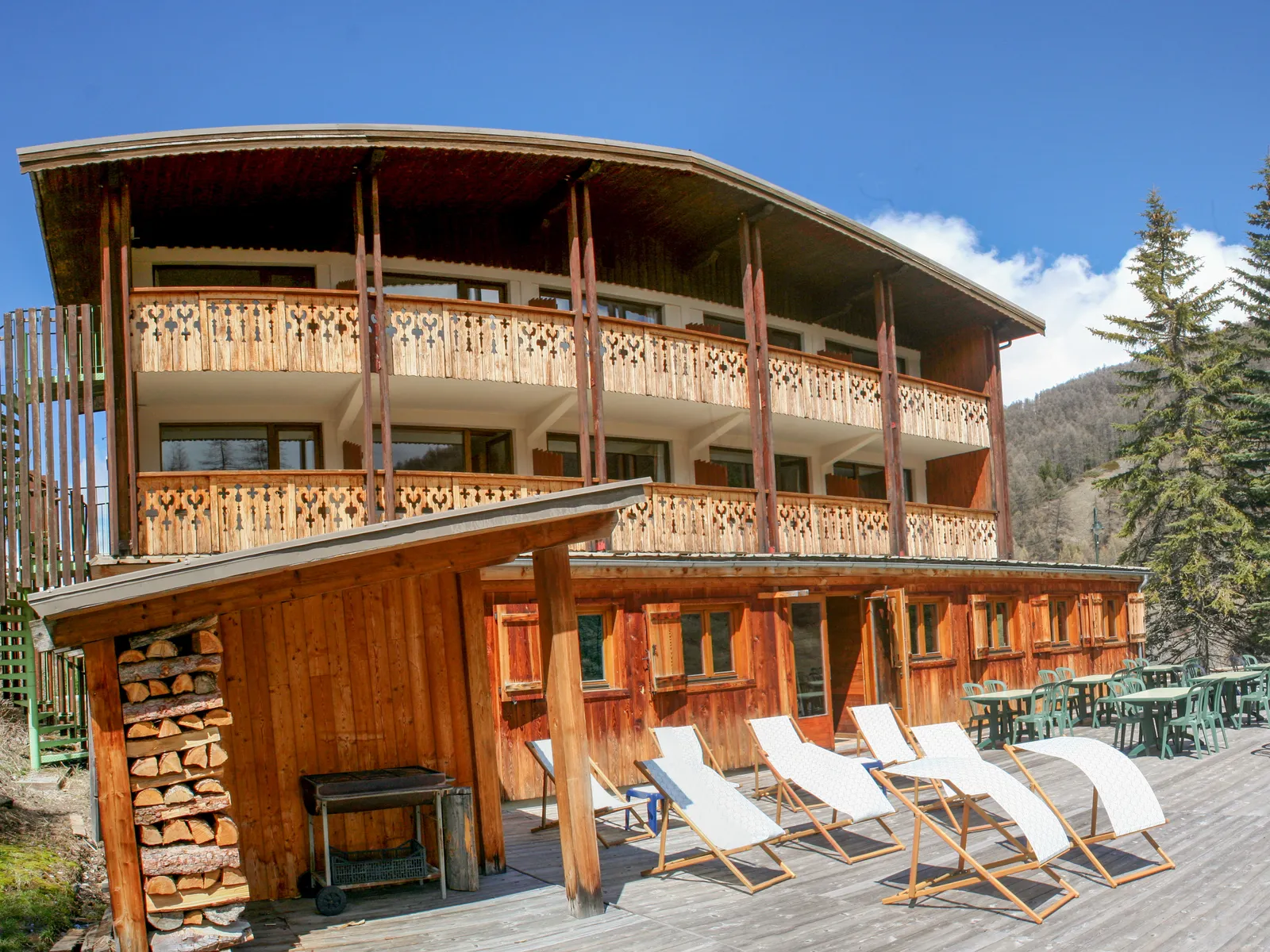 Opportunité exceptionnelle de posséder un hôtel avec terrasse sur les pistes, dans la station de ski de Vars