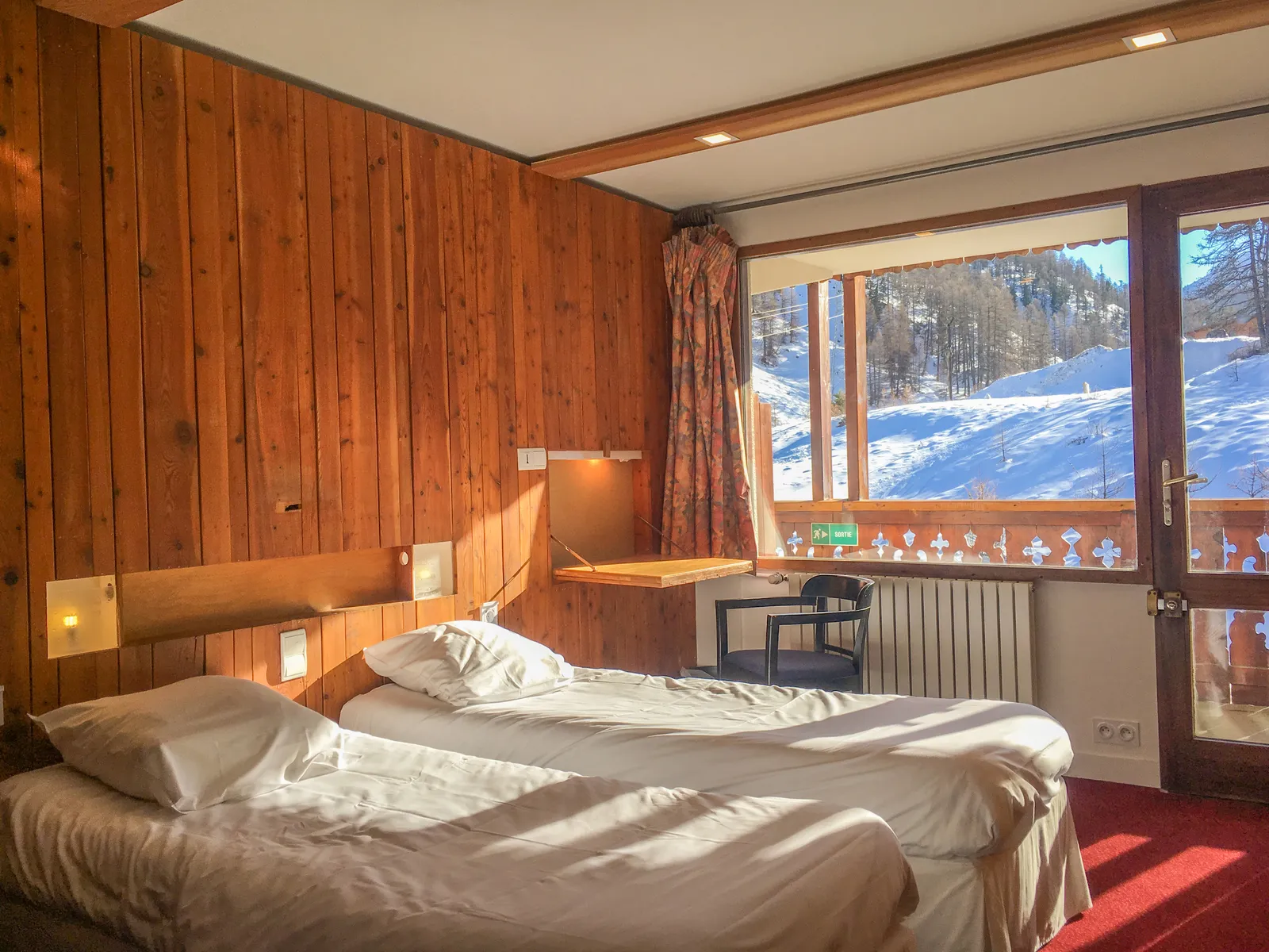 Opportunité exceptionnelle de posséder un hôtel avec terrasse sur les pistes, dans la station de ski de Vars - 2