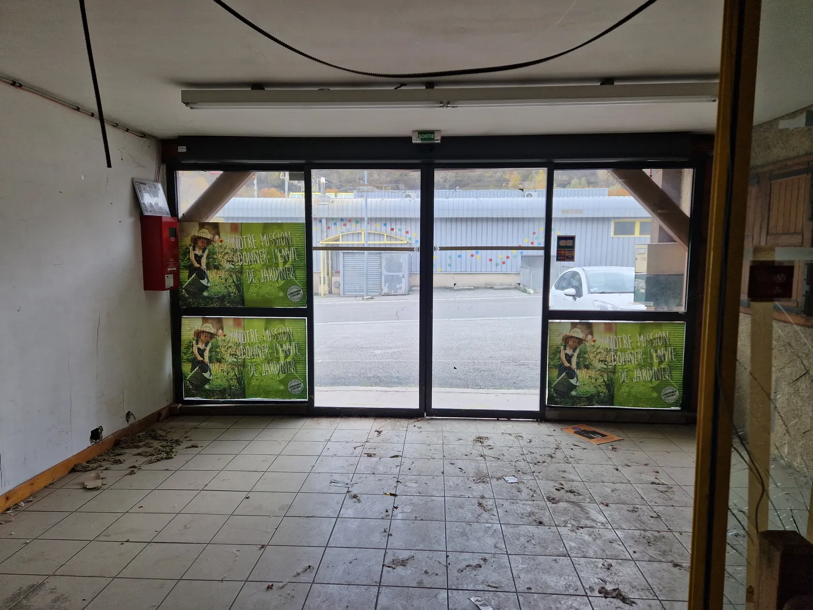 ⛔️ VENDU ⛔️ Bâtiment Industriel ou Commercial, dans une zone commerciale attractive sur une surface de terrain de 5000m2 - 2