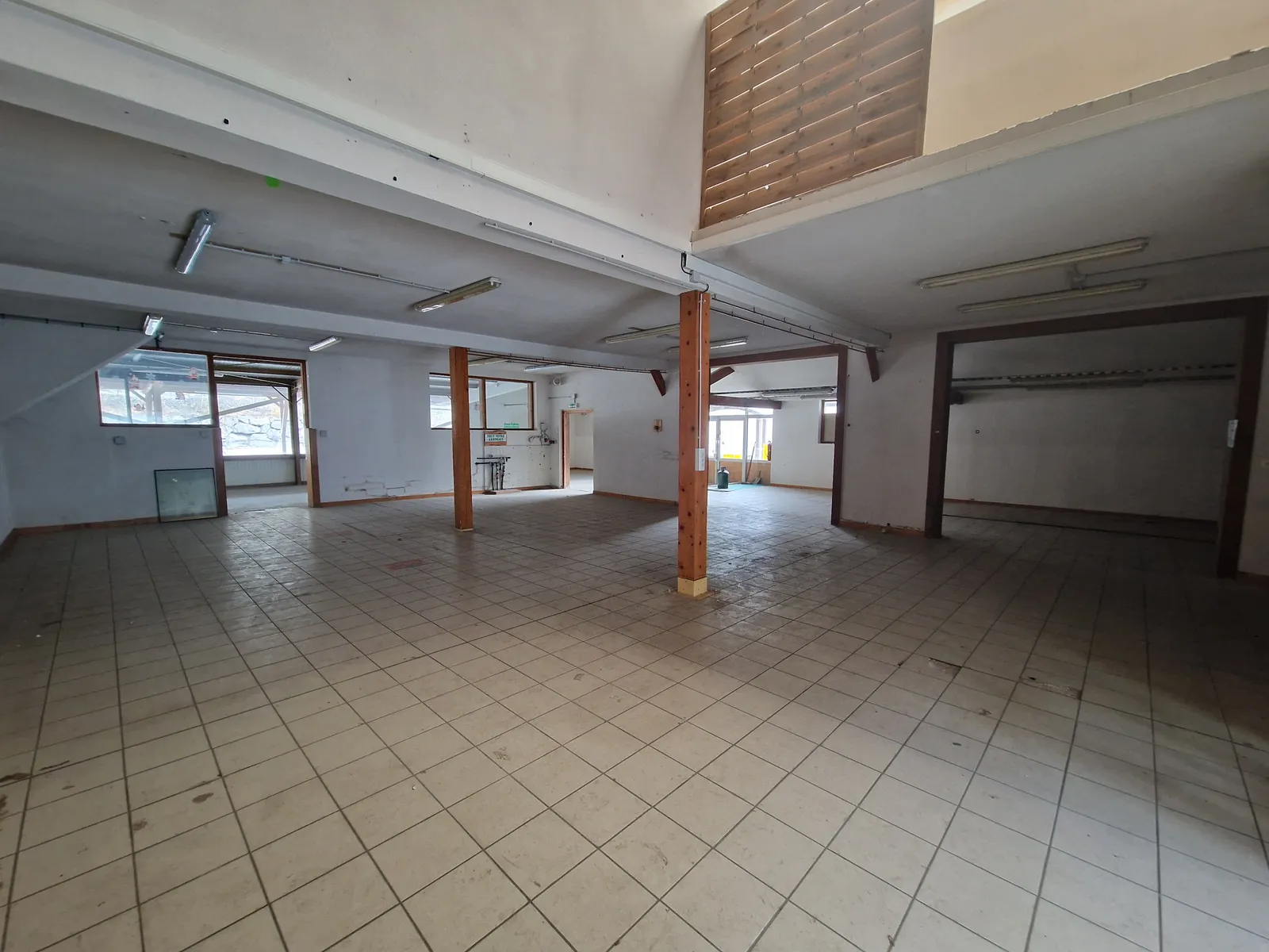 ⛔️ VENDU ⛔️ Bâtiment Industriel ou Commercial, dans une zone commerciale attractive sur une surface de terrain de 5000m2 - 3