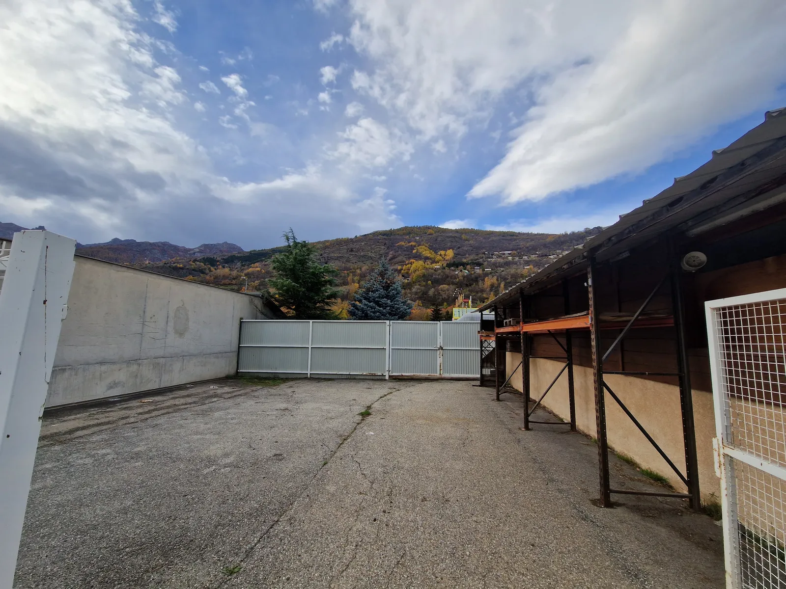 ⛔️ VENDU ⛔️ Bâtiment Industriel ou Commercial, dans une zone commerciale attractive sur une surface de terrain de 5000m2 - 4