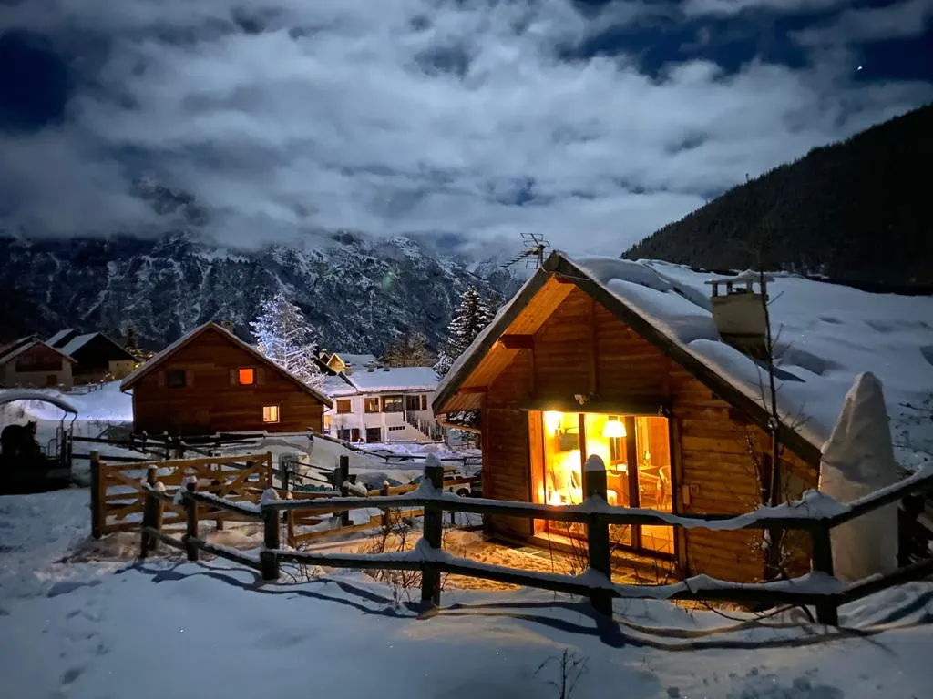 Maison d'Hôtes Luxe 3 Chalets 14 chambres , à Névache 10 hectares de Terrain , vallée classée Hautes-Alpes