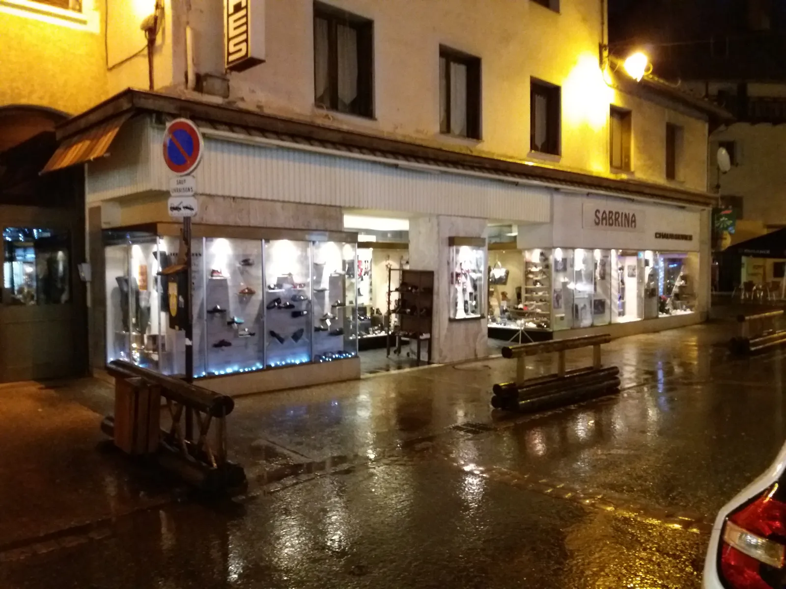 Murs commerciaux, magasin de chaussures en activité , emplacement centre-ville, très grande vitrine