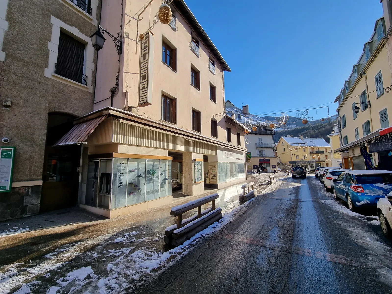 Murs commerciaux, magasin de chaussures en activité , emplacement centre-ville, très grande vitrine - 2