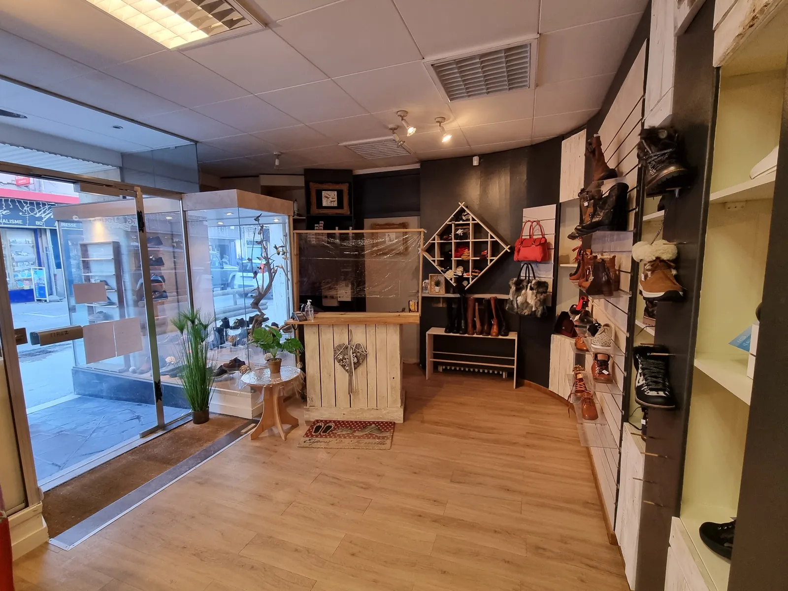 Murs commerciaux, magasin de chaussures en activité , emplacement centre-ville, très grande vitrine - 3