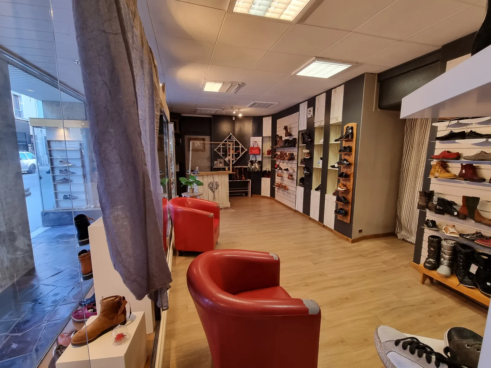 Murs commerciaux, magasin de chaussures en activité , emplacement centre-ville, très grande vitrine - 4