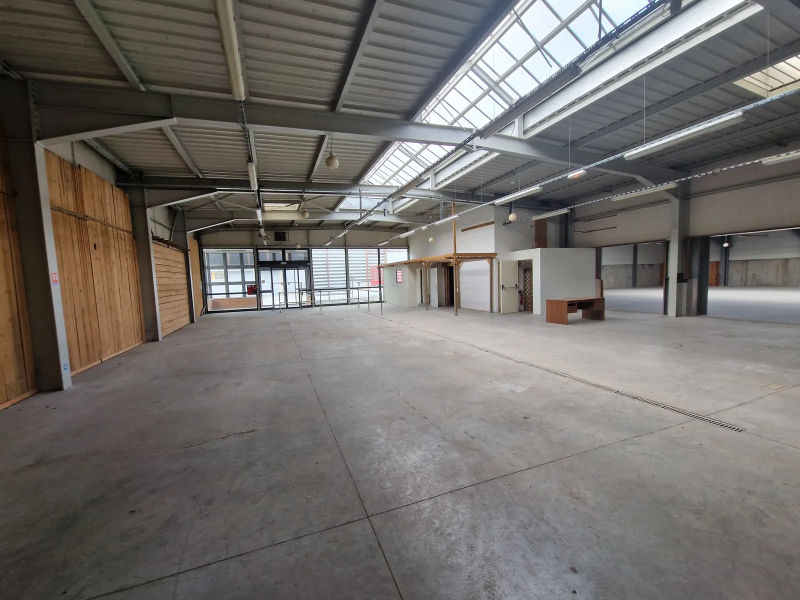 ⛔️ VENDU ⛔️ Bâtiment Industriel ou Commercial, dans une zone commerciale attractive sur une surface de terrain de 5000m2